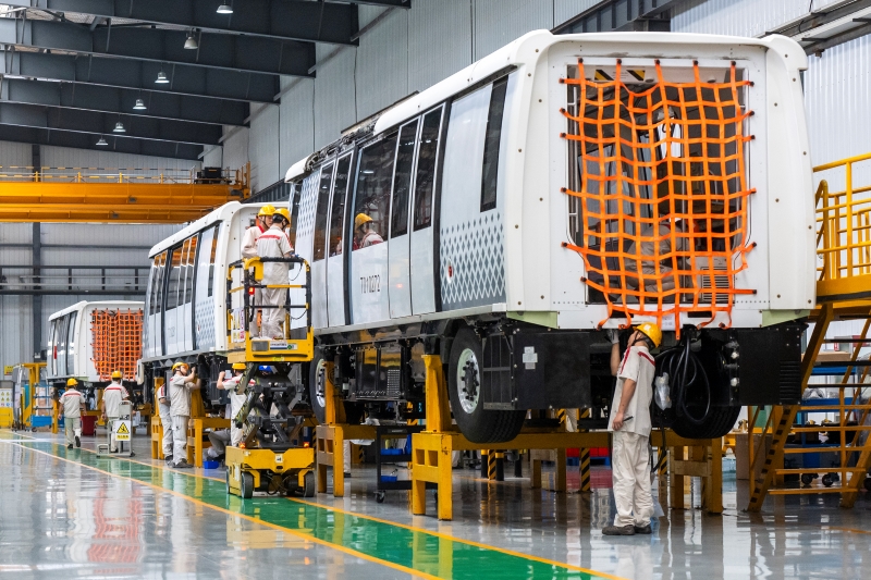 Des ouvriers fabriquent des trains autonomes pour répondre aux commandes de clients nationaux et étrangers, le 26 septembre 2025 sur la ligne de production d'Alstom de Zhongche Puzhen, dans la zone de développement économique et technologique de Wuhu, dans la province de l'Anhui (est de la Chine).(Photo/Pic.people.com.cn)