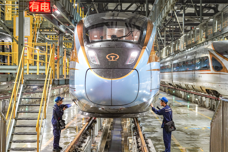 Henan : le dépôt de Zhengzhou entretient les trains à grande vitesse pour assurer des transports sûrs pendant la période du « Double Festival »