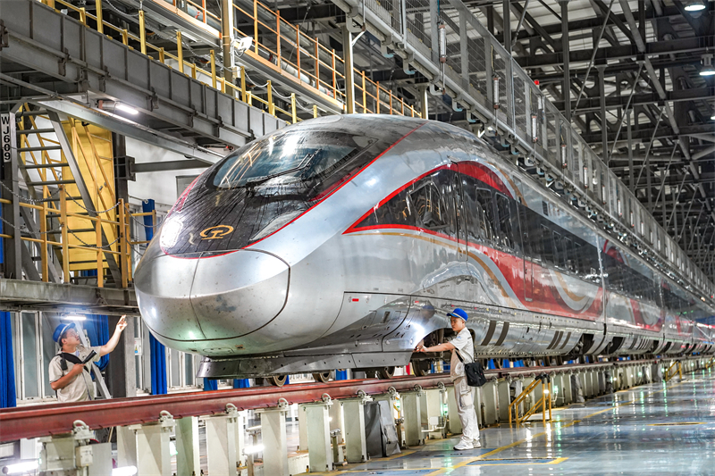 Henan : le dépôt de Zhengzhou entretient les trains à grande vitesse pour assurer des transports sûrs pendant la période du « Double Festival »