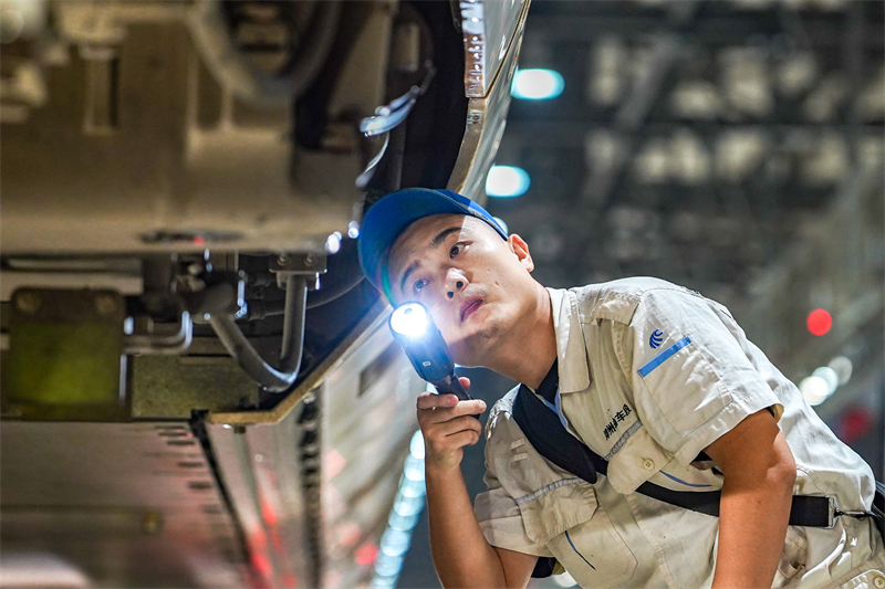 Henan : le dépôt de Zhengzhou entretient les trains à grande vitesse pour assurer des transports sûrs pendant la période du « Double Festival »
