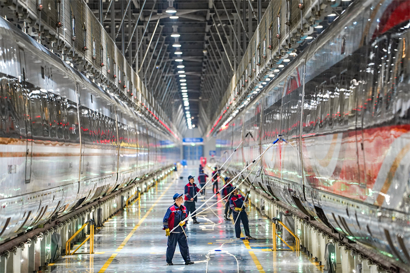 Henan : le dépôt de Zhengzhou entretient les trains à grande vitesse pour assurer des transports sûrs pendant la période du « Double Festival »