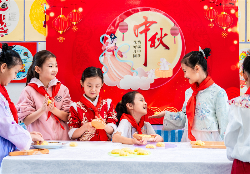Mongolie intérieure : les enfants de Hohhot font l'expérience des coutumes folkloriques pour célébrer la Fête de la Mi-Automne