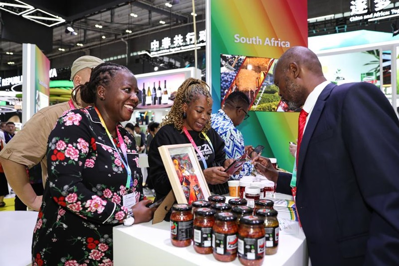 Des visiteurs sur le stand de l'Afrique du Sud, au Centre international des expositions et des congrès de Changsha, dans la province chinoise du Hunan (centre), le 12 juin 2025. (Photo : Wang Jingqiang)