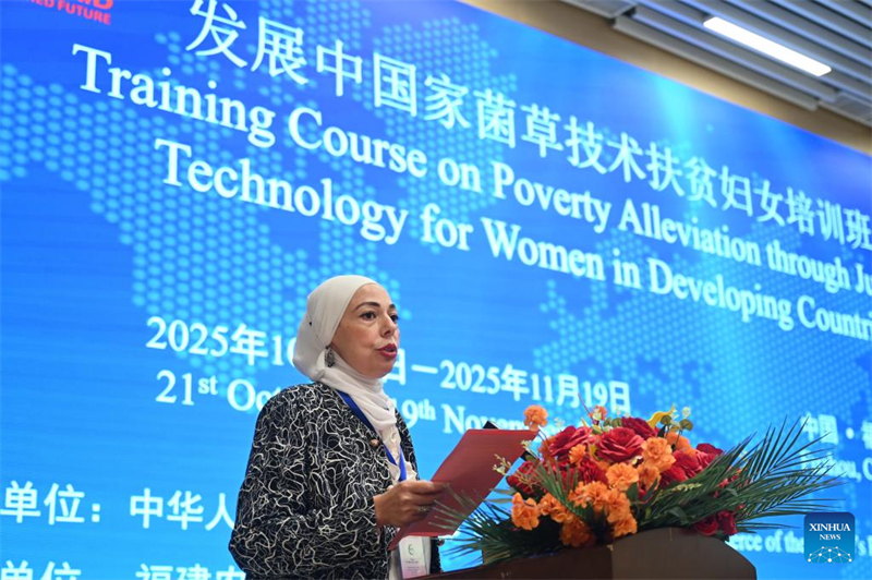 Marwa Elgolab, directrice de recherche au Centre de recherche agricole d'Égypte, s'exprime lors de la cérémonie d'ouverture de la session de formation sur la lutte contre la pauvreté grâce à la technologie Juncao destinée aux femmes des pays en développement à Fuzhou, capitale de la province du Fujian (sud-est de la Chine), le 21 octobre 2025. (Lin Shanchuan/Xinhua)