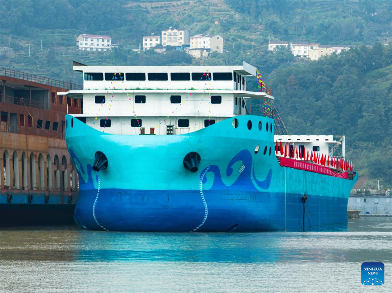 Photo prise par un drone le 23 octobre 2025 montrant le vraquier entièrement électrique Gezhouba à Yichang, dans la province du Hubei (centre de la Chine). (Photo / Xinhua)