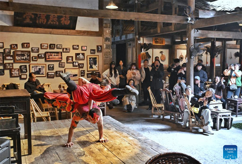Sichuan : un spectacle d'acrobaties présenté à la Maison de thé Jinqin à Chengdu