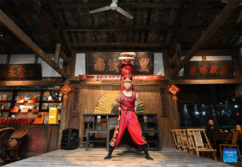 Sichuan : un spectacle d'acrobaties présenté à la Maison de thé Jinqin à Chengdu