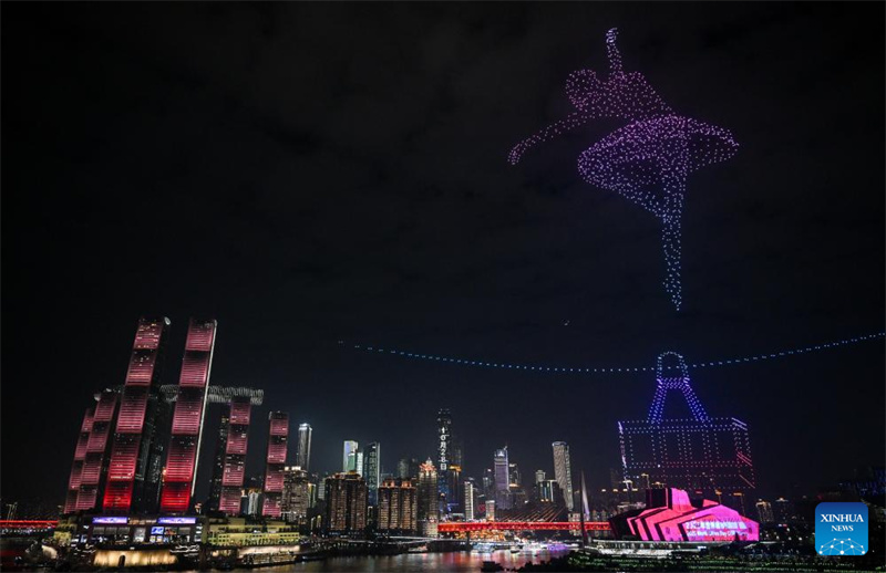Chongqing : un grand spectacle lumineux de drones organisé dans le district de Nan'an