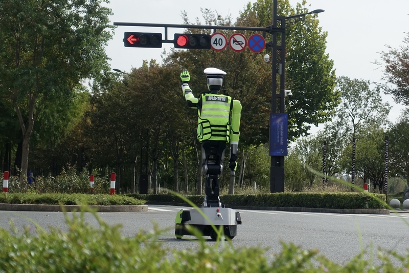 Un robot agent de la circulation dirige le trafic à Wuzhen, ville d'eau historique située à Tongxiang, dans la province du Zhejiang (est de la Chine), le 3 novembre 2025.(Photo/IC Photo)