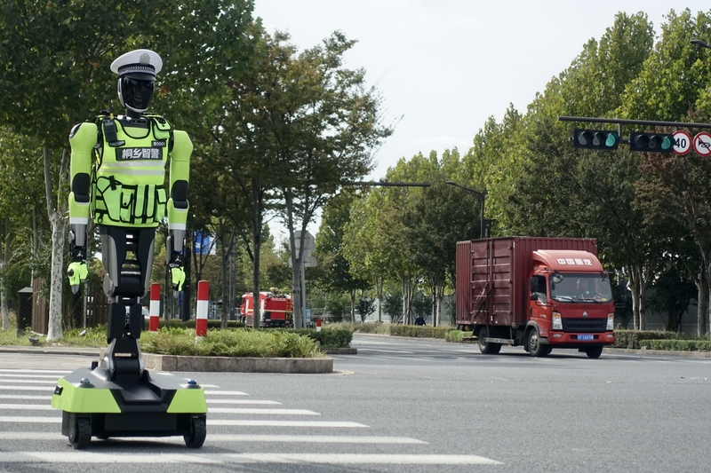 Zhejiang : un robot agent de la circulation en service à Wuzhen