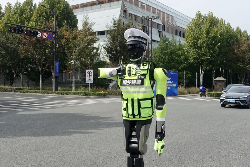 Zhejiang : un robot agent de la circulation en service à Wuzhen