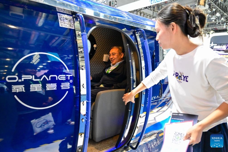 Un visiteur fait l'expérience d'une chambre à fort taux d'oxygène à usage domestique conçue pour les personnes âgées dans la zone d'exposition des équipements médicaux et produits de santé. (Xinhua/Cai Xiangxin)