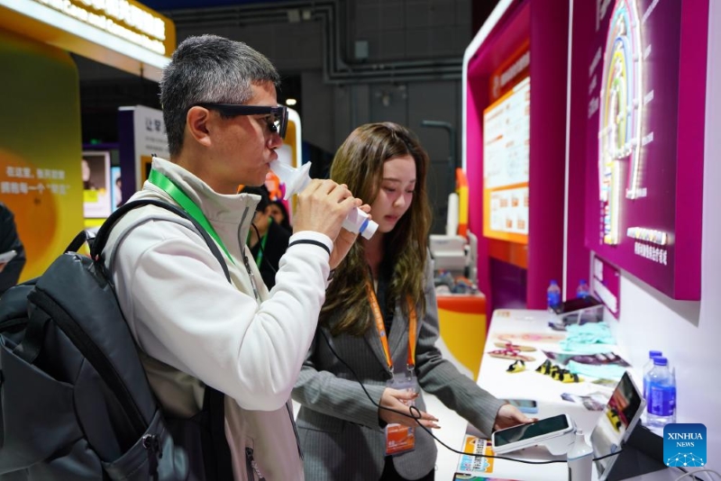Shanghai : des produits et services de santé adaptés aux personnes âgées présentés à la 8e CIIE