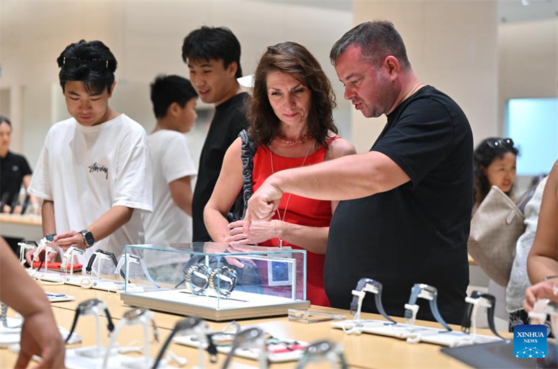 Des clients étrangers font leurs achats dans un centre commercial hors taxes à Sanya, dans la province de Hainan (sud de la Chine), le 9 novembre 2025. (Guo Cheng/Xinhua)
