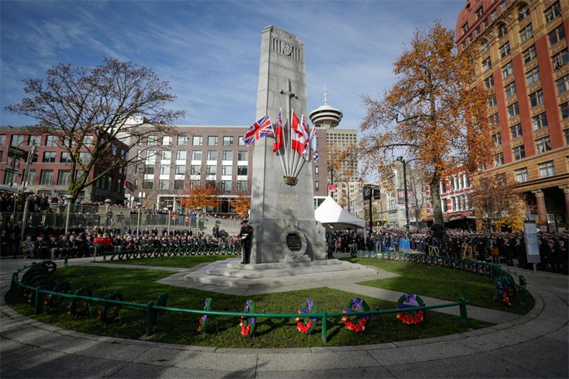 Une cérémonie du Jour du Souvenir est organisée devant le cénotaphe de Victory Square à Vancouver, en Colombie-Britannique, au Canada, le 11 novembre 2025. (Xinhua/Liang Sen)