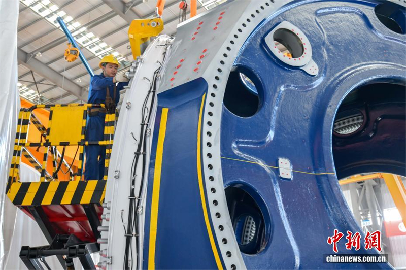 Un ouvrier de l'atelier des moteurs principaux d'éoliennes de Mingyang Technology New Energy Co., Ltd. intensifie sa production, le 13 novembre à Dongfang, dans la province de Hainan (sud de la Chine). (Luo Yunfei / China News Service)