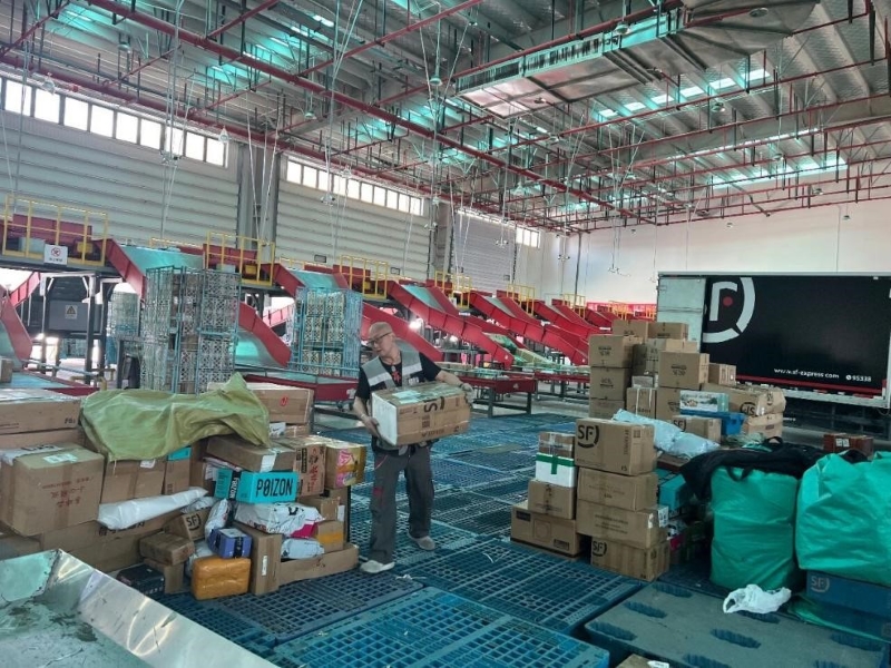 Le personnel décharge les marchandises au terminal de transit SF Express de Lhassa, capitale de la région autonome du Tibet (sud-ouest de la Chine). (La photo provient de China Post Express)