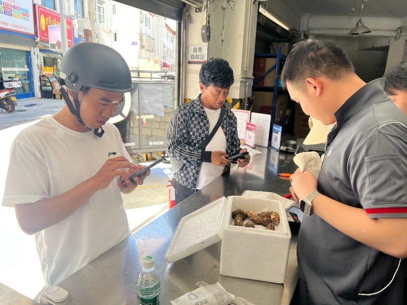 Toujours plus vite, toujours plus loin : les colis express arrivent sur le plateau enneigé du Xizang en 72 heures !