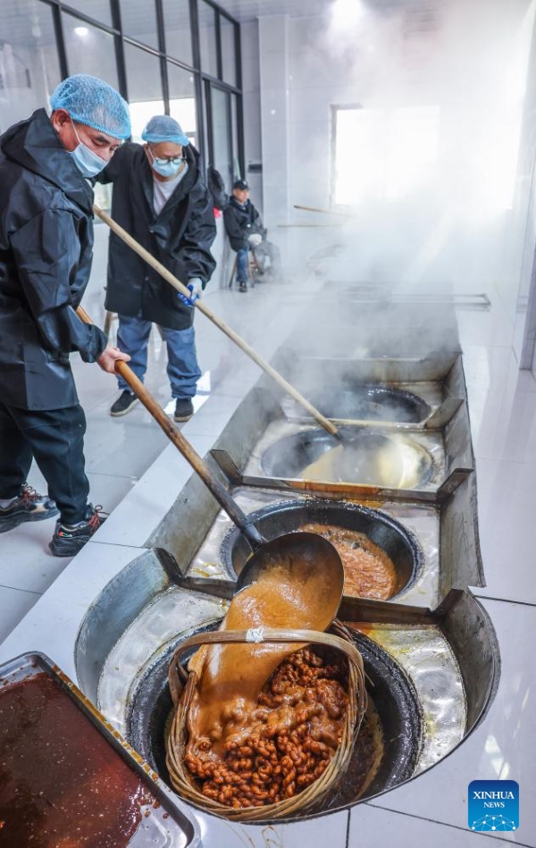 Zhejiang : la production traditionnelle de sucre roux à Yiwu