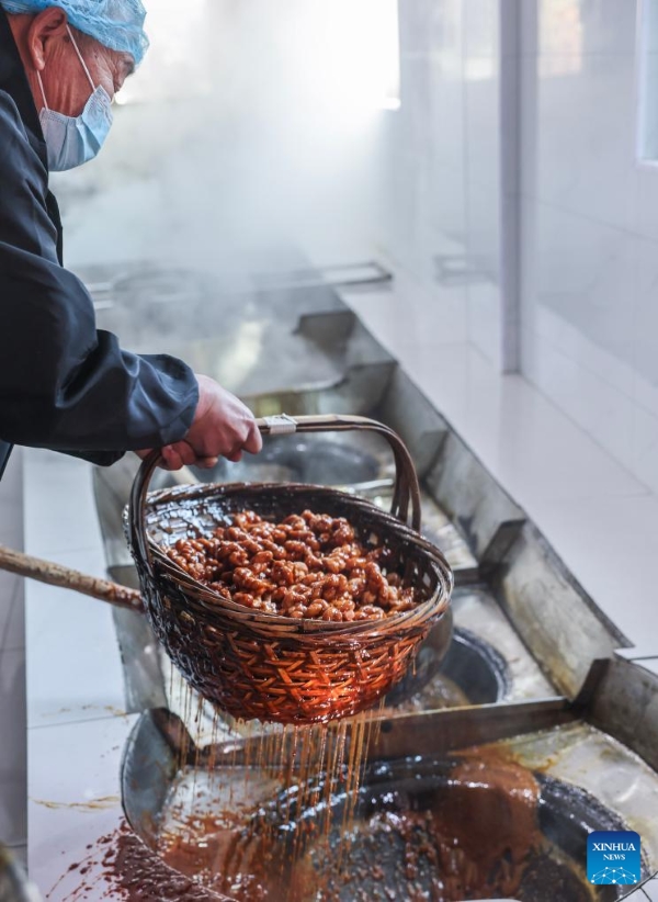 Zhejiang : la production traditionnelle de sucre roux à Yiwu