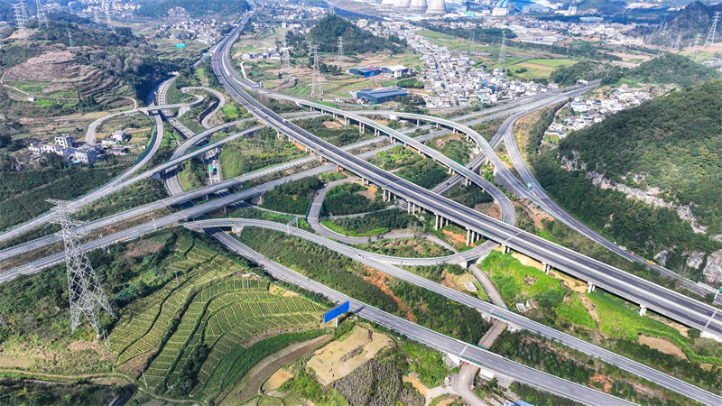 Guizhou : le transport tridimensionnel stimule le développement économique local à Xingyi