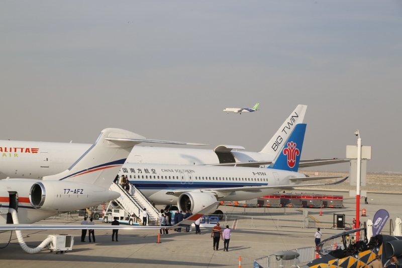 Le gros avion de ligne chinois C919 fait ses débuts au Salon aéronautique de Dubaï 2025