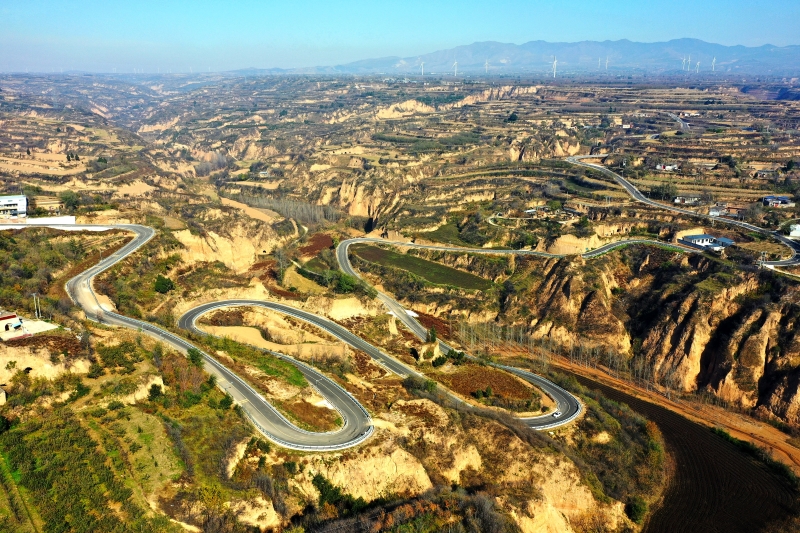 Shanxi : la construction de routes villageoises stimule la revitalisation rurale à Pinglu