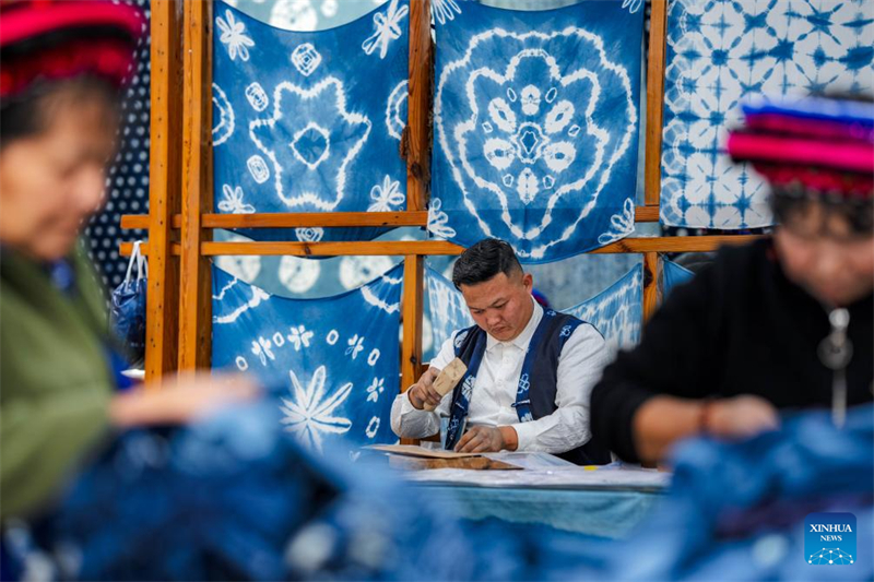Yunnan : découvrez le village de Zhoucheng, terre natale de la technique du batik des Bai