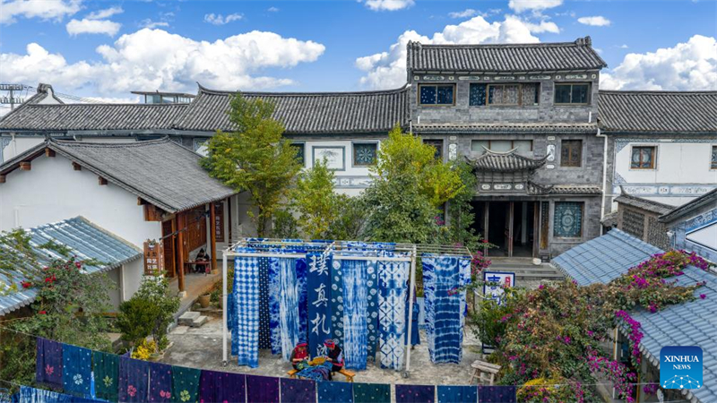 Yunnan : découvrez le village de Zhoucheng, terre natale de la technique du batik des Bai