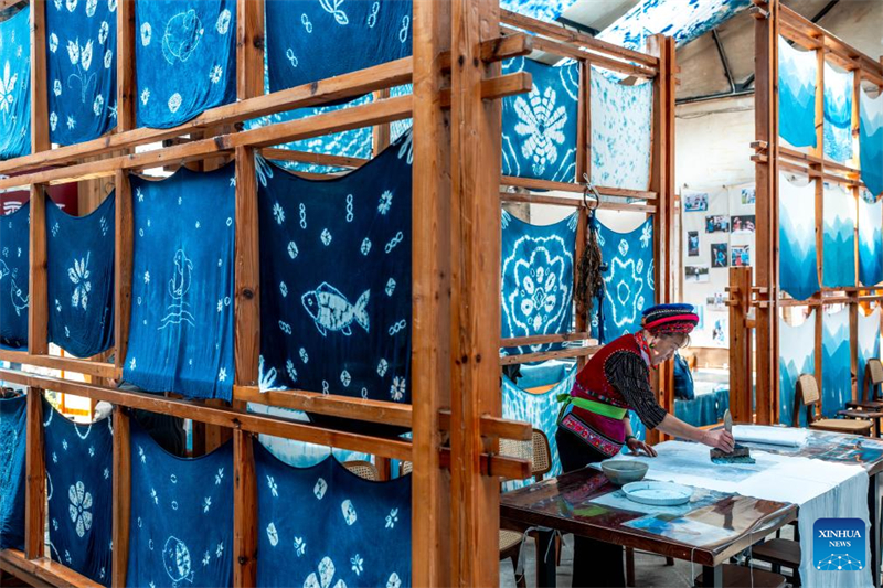 Yunnan : découvrez le village de Zhoucheng, terre natale de la technique du batik des Bai