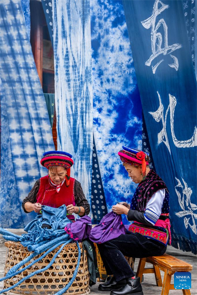 Yunnan : découvrez le village de Zhoucheng, terre natale de la technique du batik des Bai