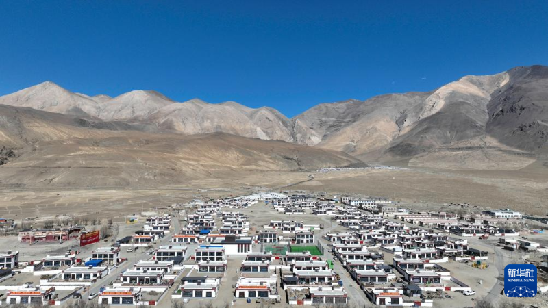 Au pied du Qomolangma, les sinistrés emménagent dans de nouvelles maisons