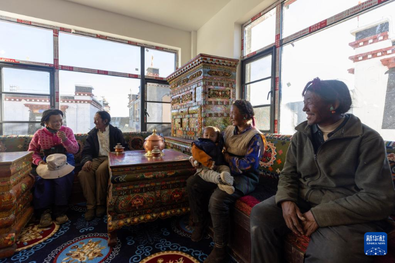 Au pied du Qomolangma, les sinistrés emménagent dans de nouvelles maisons