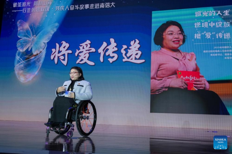 Jiangsu : une guide en fauteuil roulant aide les personnes handicapées à Nanjing