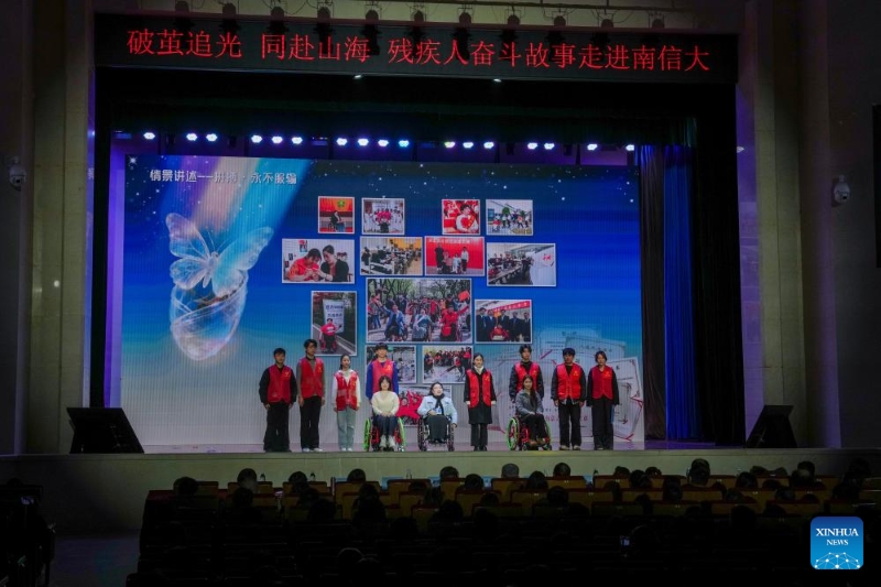 Jiangsu : une guide en fauteuil roulant aide les personnes handicapées à Nanjing