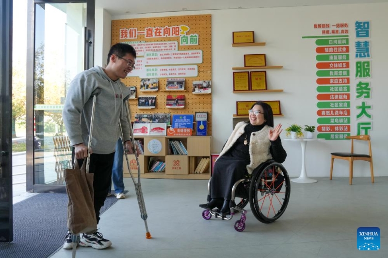 Jiangsu : une guide en fauteuil roulant aide les personnes handicapées à Nanjing