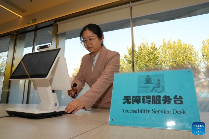 Jiangsu : une guide en fauteuil roulant aide les personnes handicapées à Nanjing