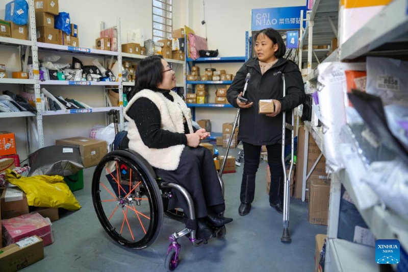Jiangsu : une guide en fauteuil roulant aide les personnes handicapées à Nanjing