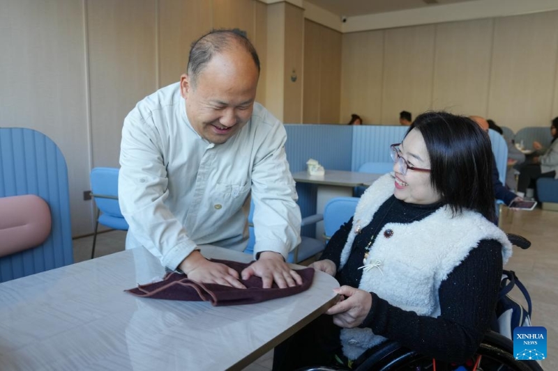 Jiangsu : une guide en fauteuil roulant aide les personnes handicapées à Nanjing