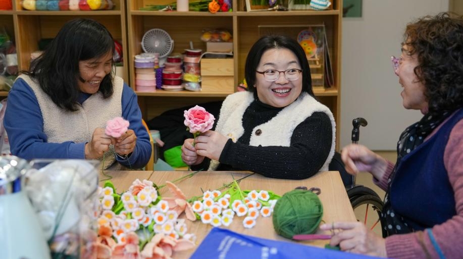 Jiangsu : une guide en fauteuil roulant aide les personnes handicapées à Nanjing