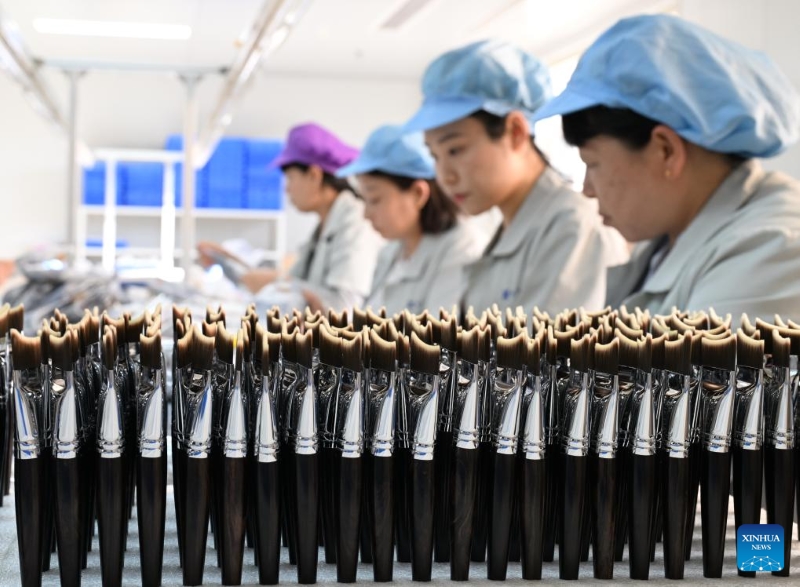 Hebei : l'industrie des pinceaux de maquillage stimule l'économie locale du comté de Qingxian