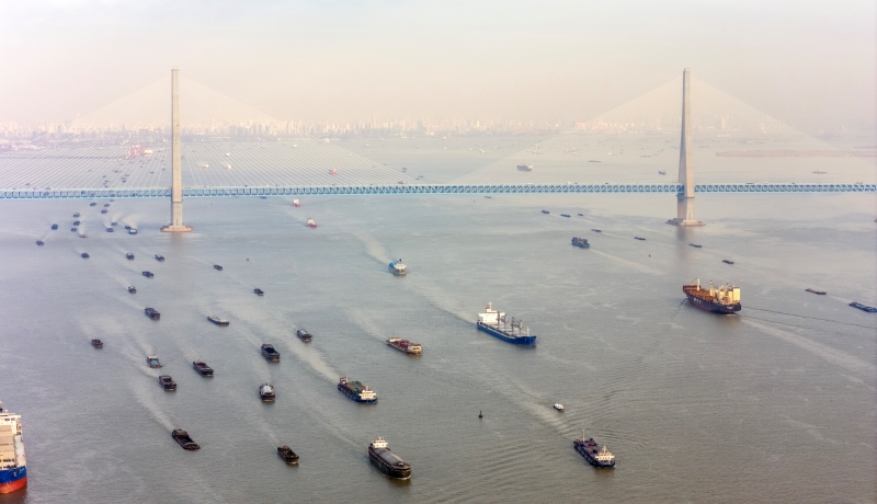 Jiangsu : les transports sur le fleuve Yangtsé battent leur plein à Nantong