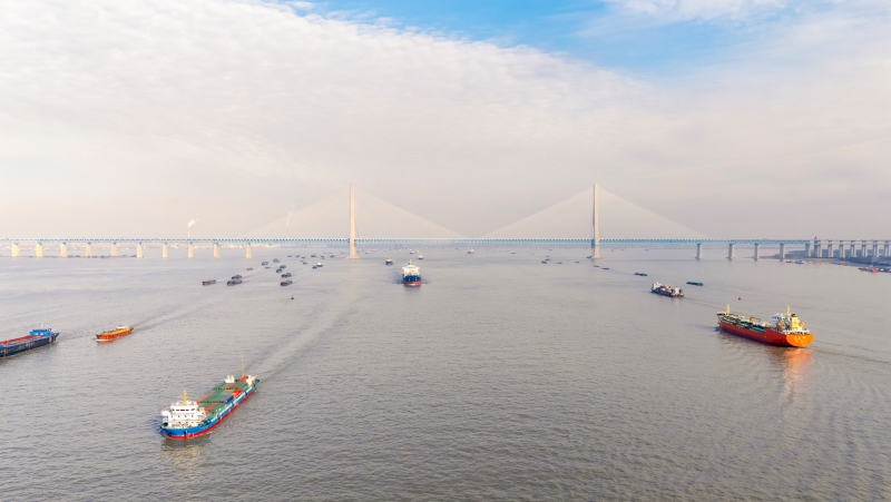 Jiangsu : les transports sur le fleuve Yangtsé battent leur plein à Nantong