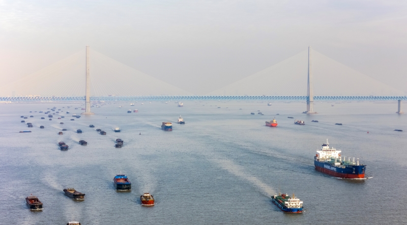 Jiangsu : les transports sur le fleuve Yangtsé battent leur plein à Nantong