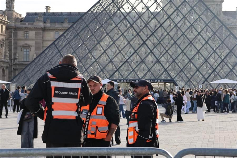 Le personnel de sécurité patrouille devant le musée du Louvre à Paris, en France, le 22 octobre 2025. (Xinhua/Zhang Baihui)