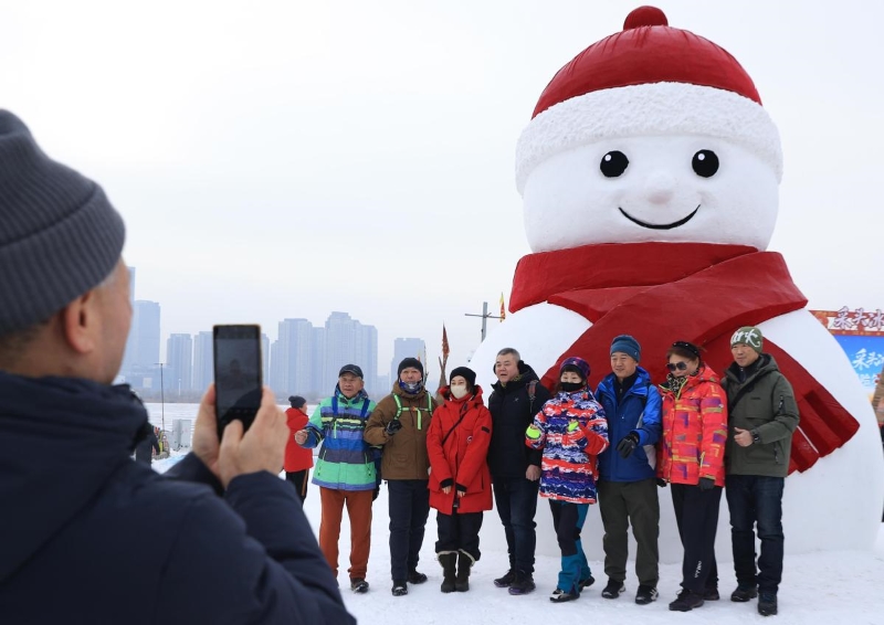 Heilongjiang : à Harbin, la « ville de glace » de Chine, la récolte de glace lance la saison touristique d'hiver