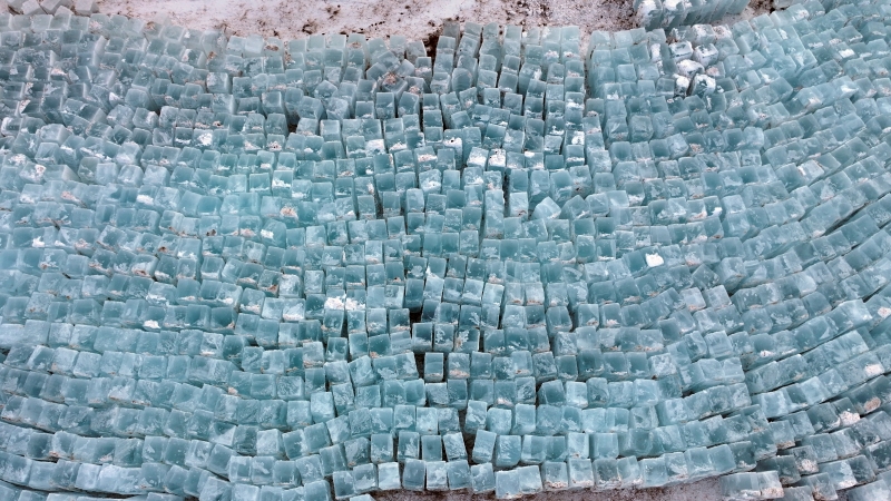 Xinjiang : la collecte de glace en hiver sur le lac Gaojia à Barkol