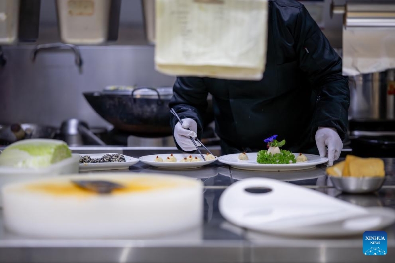 Un chef prépare un banquet de tofu dans un restaurant du comté de Jian'ge de la ville de Guangyuan, dans la province du Sichuan (sud-ouest de la Chine), le 13 décembre 2025. (Xinhua/Lian Zhen)