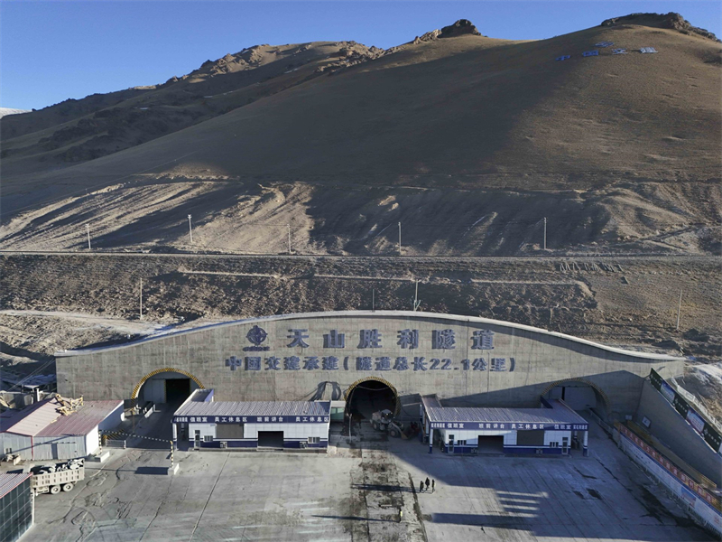 Photo prise par un drone le 25 décembre 2024 montrant la sortie du tunnel Tianshan Shengli, dans le comté de Hejing de la préfecture autonome mongole de Bayingolin, dans la région autonome ouïgoure du Xinjiang (nord-ouest de la Chine). (Photo / Xinhua)