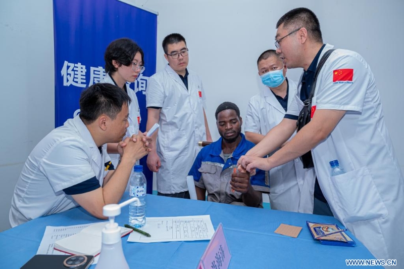 Mozambique : une équipe médicale chinois réalise des bilans de santé gratuits pour des travailleurs